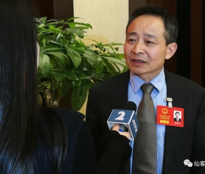 兩會上提了什么？這位人大代表再成各路媒體追逐焦點！