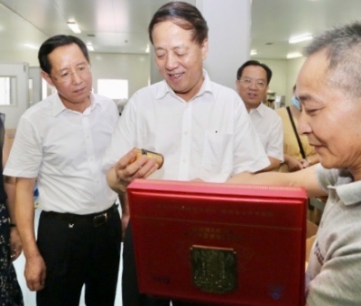 全國人民代表大會常務(wù)委員會副委員長武維華蒞臨仙客來靈芝工廠考察指導(dǎo)