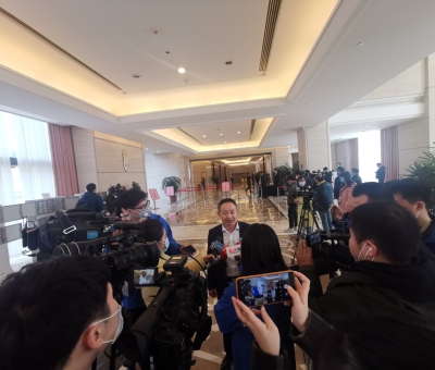 努力推進綠色有機農(nóng)產(chǎn)品、中醫(yī)藥、文化和旅游等產(chǎn)業(yè)重要基地建設 江西仙客來董事長潘新華參加省十三屆人大五次會議積極建言獻策