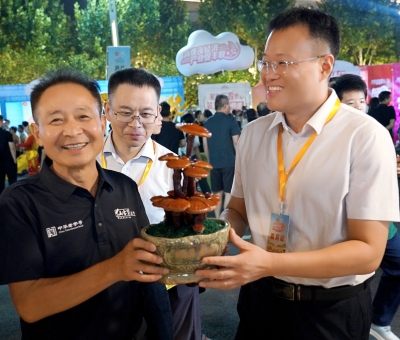 農(nóng)民豐收節(jié)亮點(diǎn)多：仙客來(lái)靈芝人氣旺 全產(chǎn)業(yè)鏈助力鄉(xiāng)村振興